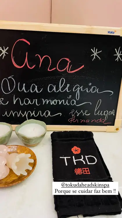 Lousa de boas-vindas escrita à mão e toalha com o logotipo TKD
